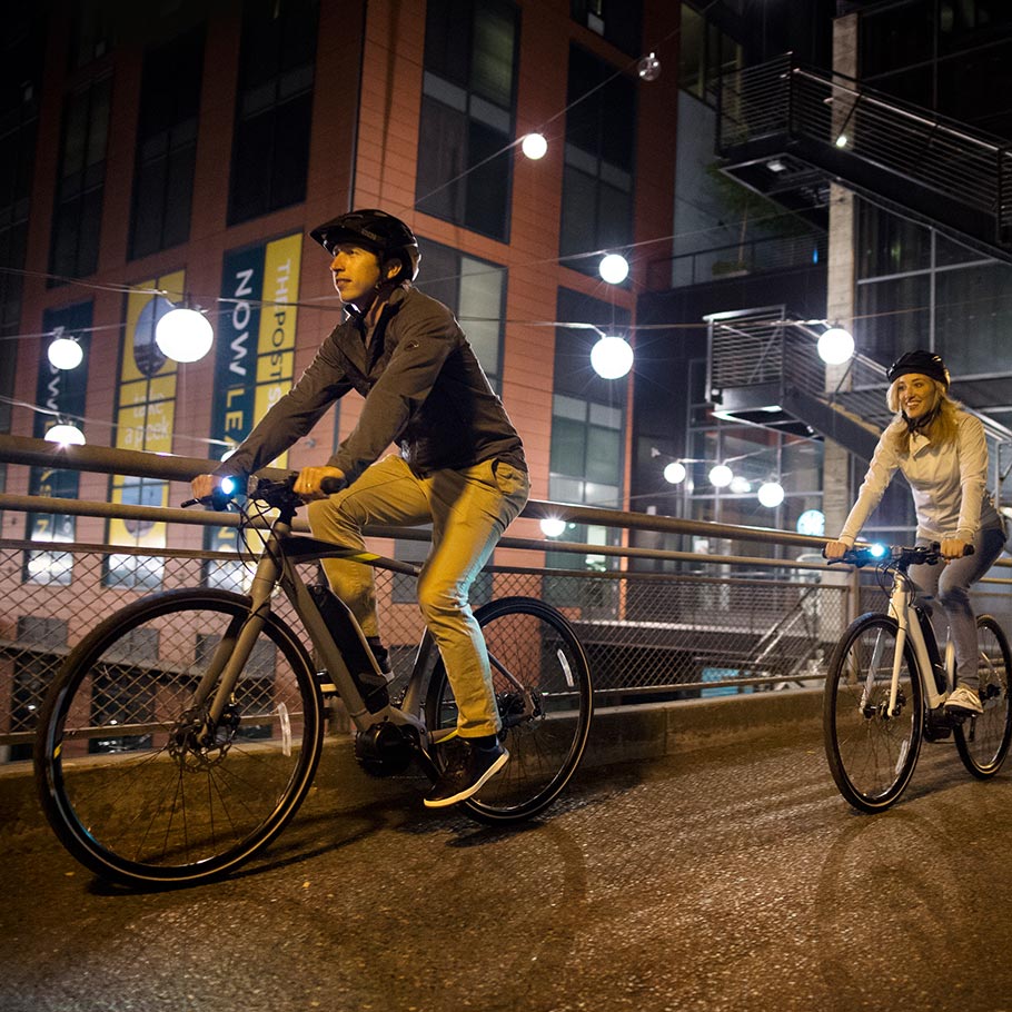 yamaha-power-assist-bike-2018-crosscore-couple-riding-city-night.jpg