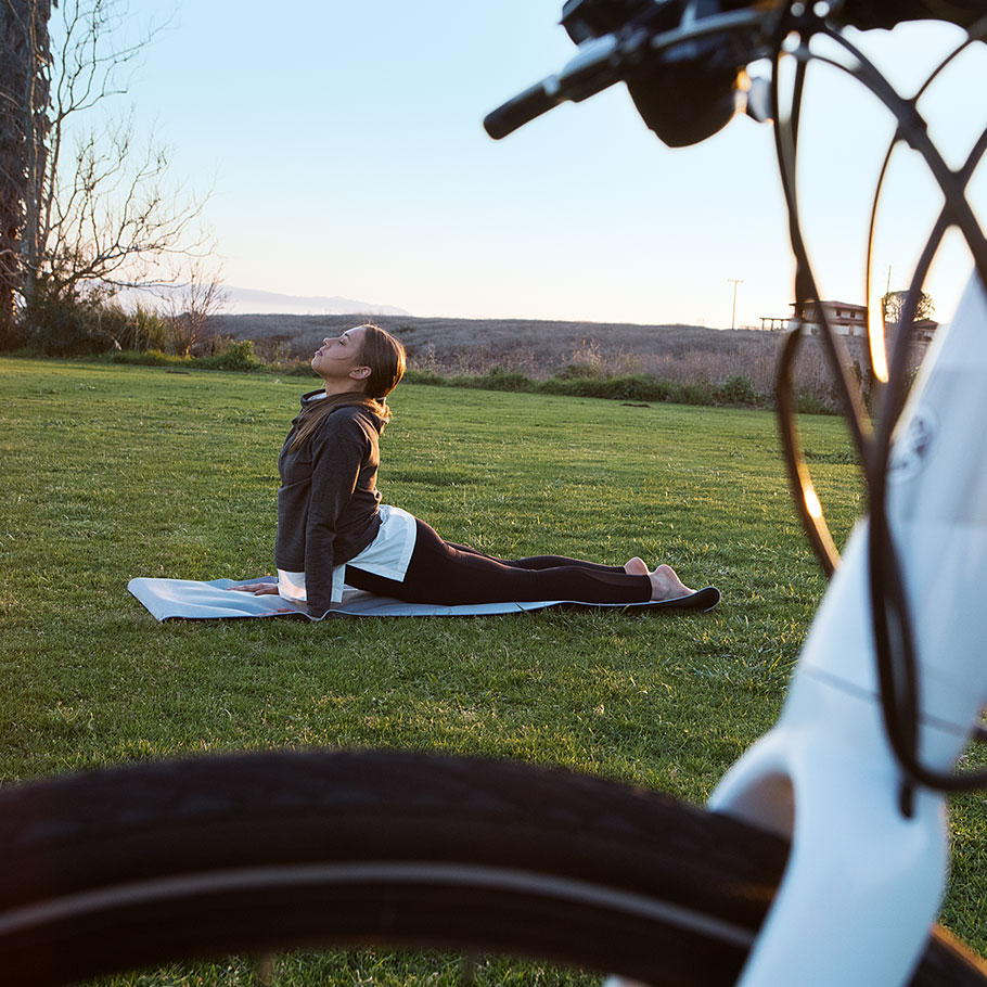 yamaha-power-assist-bike-2018-crosscore-park-yoga-woman.jpg