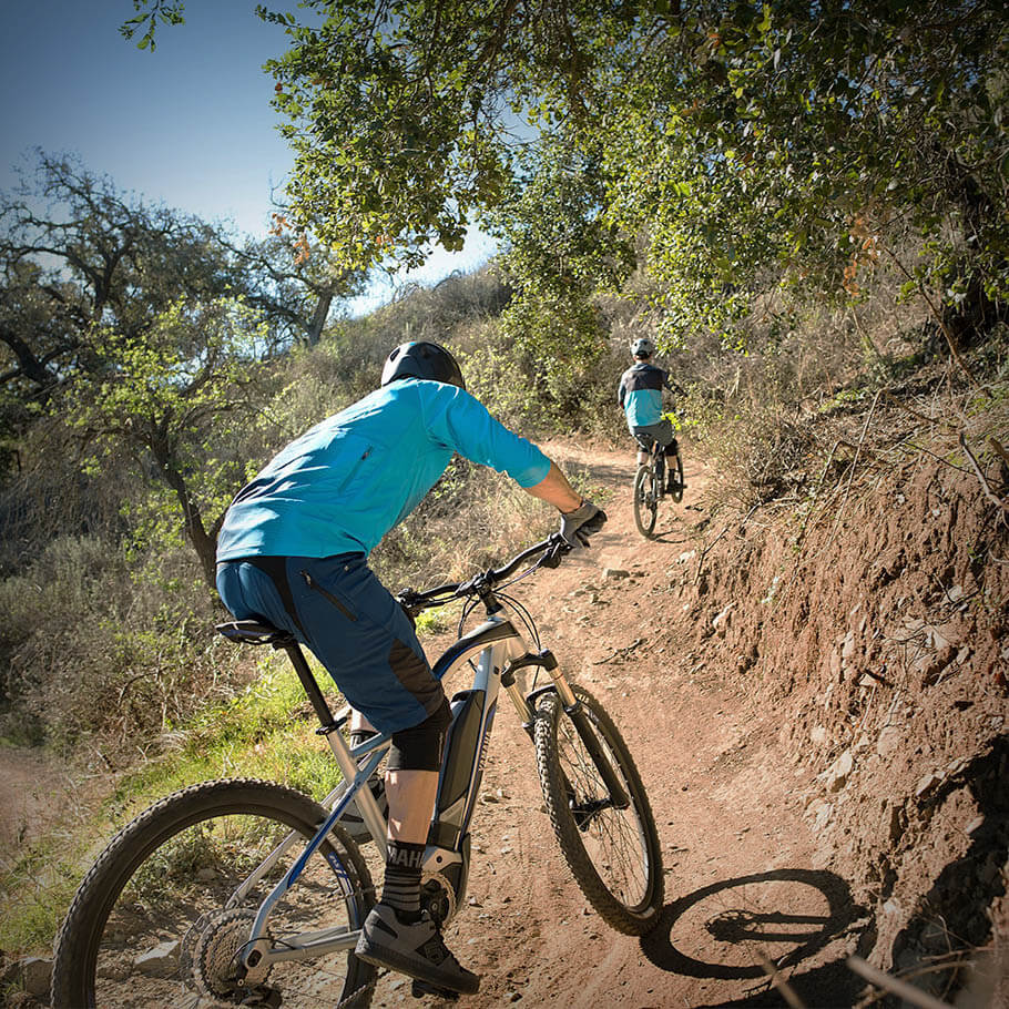 yamaha-mountain-ebike-2018-ydx-torc-trail-riders-uphill.jpg